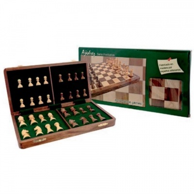 Jogo de xadrez em madeira com peças claras e escuras e embalagem verde