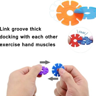 Peças plásticas coloridas em forma circular sendo encaixadas por mãos com texto em inglês.