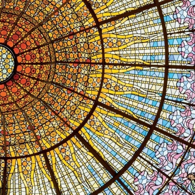 Vitral circular com padrões coloridos e figuras humanas