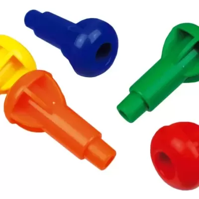 Cinco plugues coloridos de plástico em fundo branco