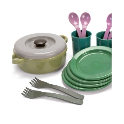 Conjunto de louça infantil com panela, pratos, copos e talheres coloridos