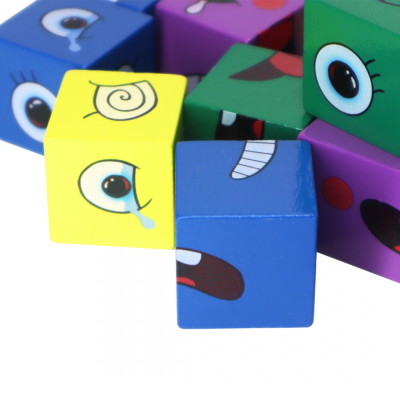 Cubos coloridos de madeira com desenhos de rostos expressivos