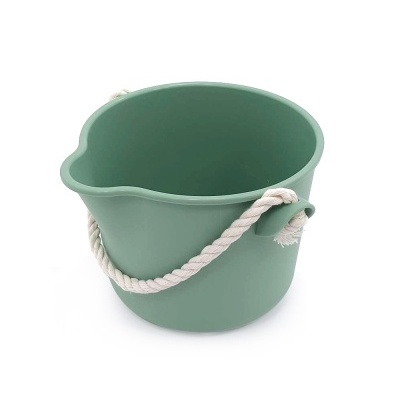 Balde verde com alça de corda em fundo branco