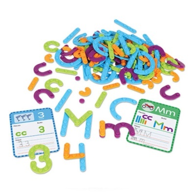 Peças educativas coloridas em plástico com letras e números e dois cartões com instruções.
