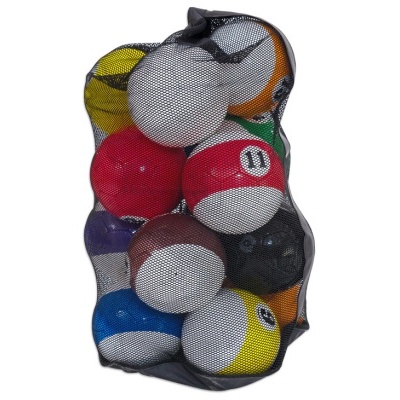 Bolas de bilhar coloridas num saco de rede preto