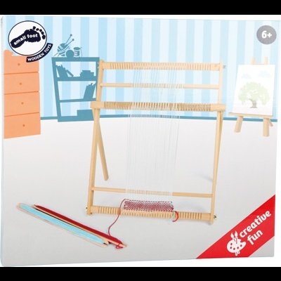 Kit de tecelagem em madeira clara com fios e embalagem azul claro.