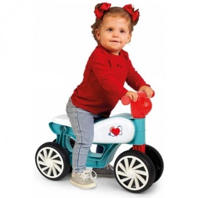 Criança em triciclo infantil colorido sobre fundo branco