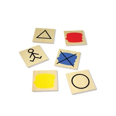 Peças de madeira com símbolos coloridos