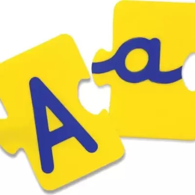 Peças de puzzle amarelas com letras azuis A maiúscula e a minúscula