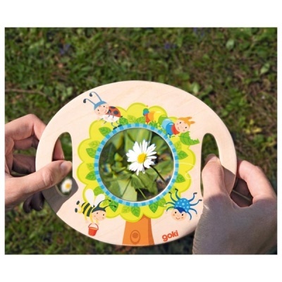 Lupa infantil de madeira decorada com ilustrações de insetos e uma margarida observada ao centro