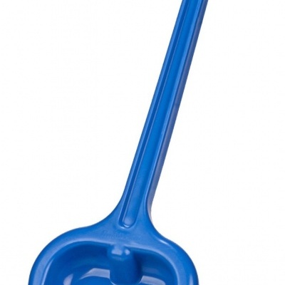 Pá de plástico azul com pega em D sobre fundo branco