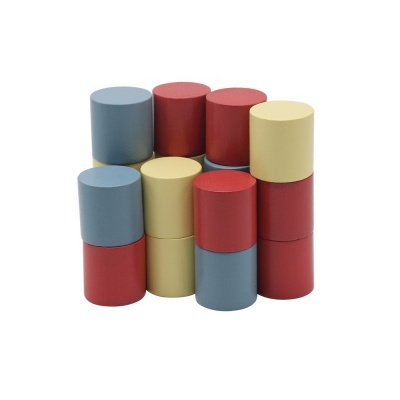 Blocos cilíndricos azul, vermelho e amarelo empilhados sobre fundo branco