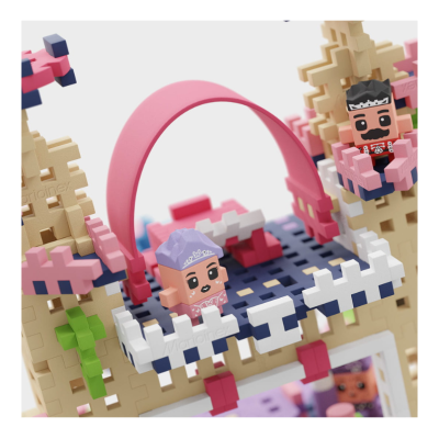 Brinquedo de construção com peças coloridas e duas figuras pequenas sentado