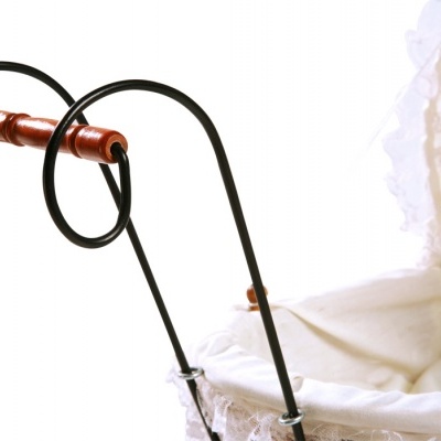 Carrinho de bebê vintage com punhos de madeira e capota branca rendada