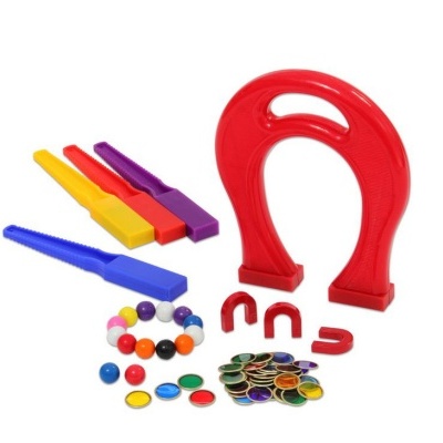 Conjunto de brinquedos com ímanes coloridos sobre fundo branco