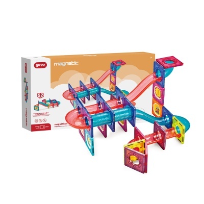 Brinquedo de construção magnético colorido com tubo e placas e caixa ao fundo