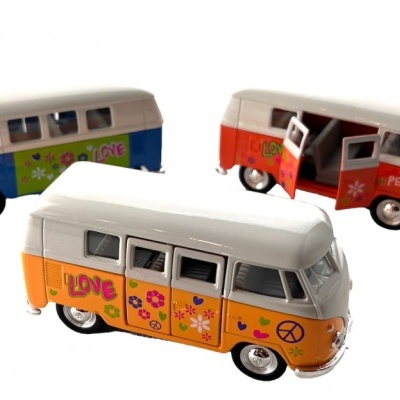 Três miniaturas de carrinhas estilo Volkswagen com decoração colorida