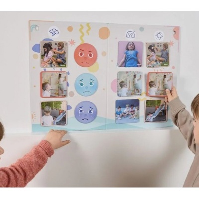 Livro educativo infantil com imagens de crianças e expressões faciais coloridas
