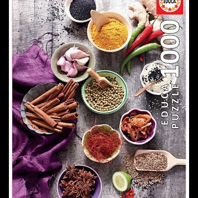 Caixa de puzzle com especiarias variadas em tigelas e uma mesa de madeira