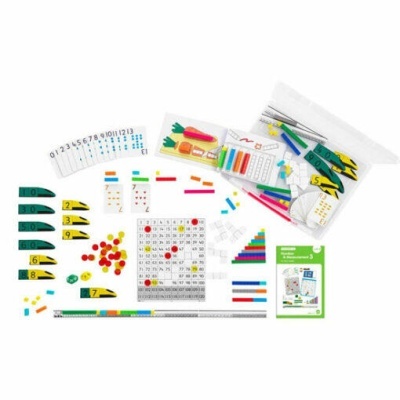 Kit educativo com peças coloridas e gráficos de matemática