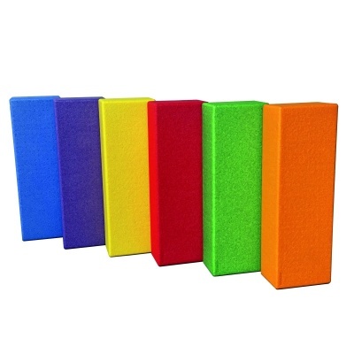 Seis blocos de espuma coloridos alinhados