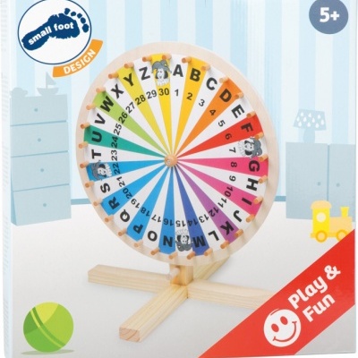 Relógio educativo em madeira com letras e números coloridos em roda sobre base de madeira