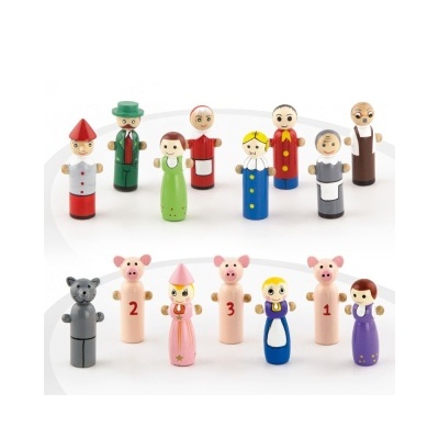 Figuras de madeira coloridas representando personagens de um conto infantil