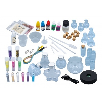 Kit de artesanato com frascos, pigmentos coloridos, glitter e acessórios em fundo branco