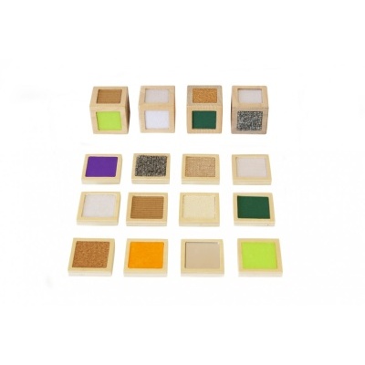 Cubos e quadrados de madeira coloridos com diversas texturas