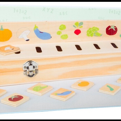 Brinquedo educativo de madeira com blocos numerados e cartões de frutas