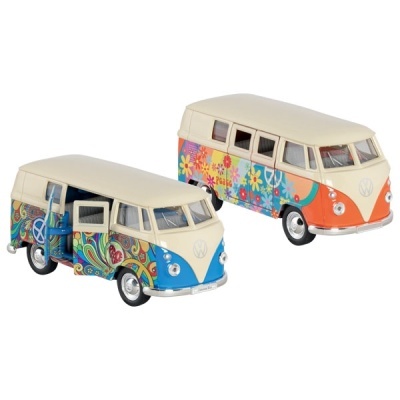 Dois carros miniatura Volkswagen clássicos decorados com padrões florais e psicadélicos