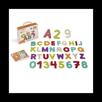 Conjunto de letras e números coloridos com caixa e livreto, sobre fundo branco.