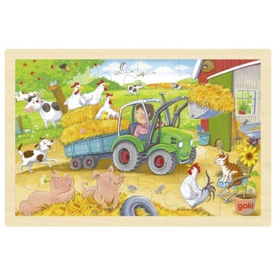 Quebra-cabeças de madeira com ilustração de quinta e tractor verde.