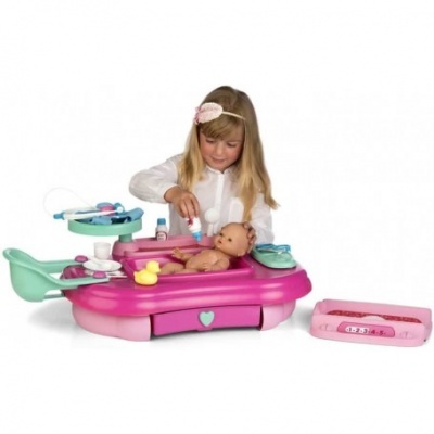 Menina a brincar com conjunto de banho para bebé e acessórios em plástico colorido