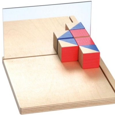 Blocos de madeira vermelhos e azuis em base com espelho