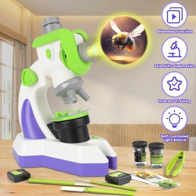 Microscópio infantil plástico branco verde e roxo com acessórios em mesa de madeira