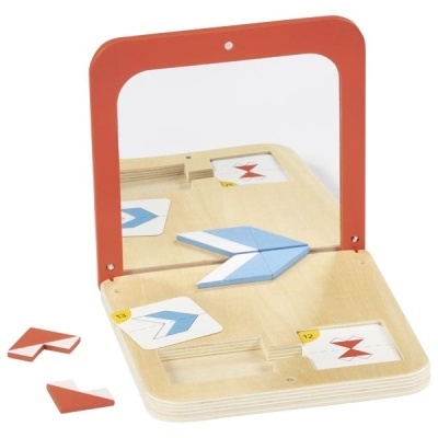 Jogo educativo de madeira com blocos geométricos, espelho vermelho e cartas numeradas