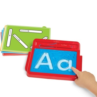 Tabuleiro educativo vermelho com letras e cartões coloridos para aprendizagem