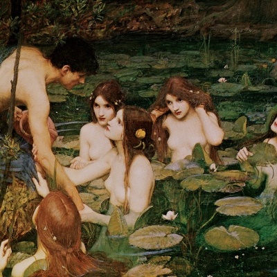 Pintura clássica de grupo de mulheres nuas na água com homem vestido de azul em ambiente natural