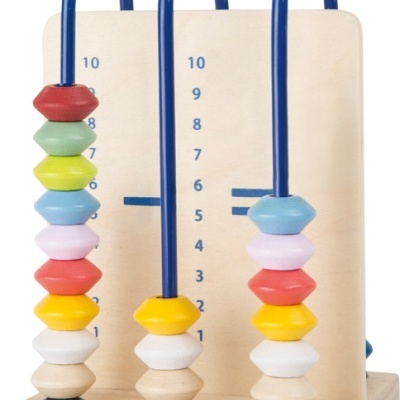 Brinquedo educativo de madeira com contas coloridas em arcos azuis