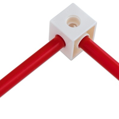 Cubo plástico branco com duas hastes vermelhas inseridas em lados opostos