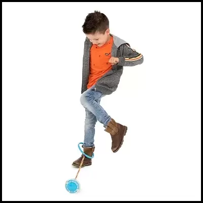 Menino a brincar com brinquedo azul preso ao pé, vestido com roupa colorida.