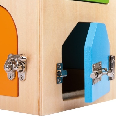 Caixa de madeira clara com portas pequenas coloridas e fechos metálicos