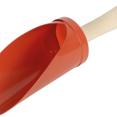 Pá de mão vermelha com cabo de madeira