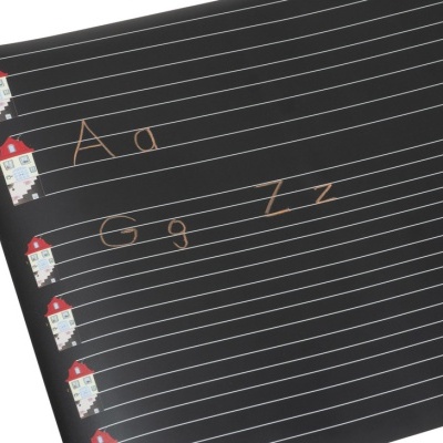 Mesa de escrita preta com linhas brancas e desenhos de casinhas vermelhas