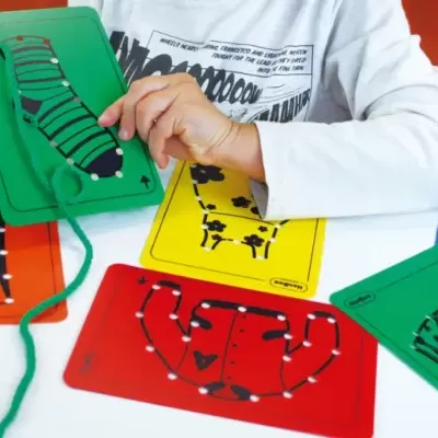 Jogo Manipulativo - Roupa Para Enfiamentos 20pcs 740