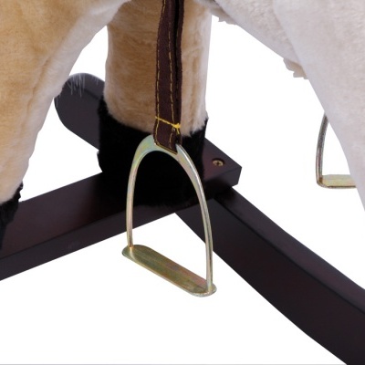 Detalhe da parte inferior de cavalo de pelúcia com estribos em madeira escura