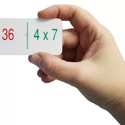 Mão segurando carta branca com números 36 e 4 x 7 em cores vermelha e verde