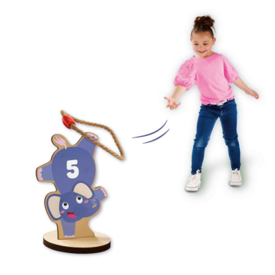 Criança brinca com brinquedo de lançamento de elefante de madeira