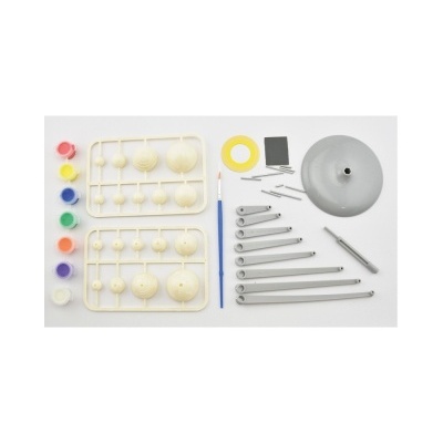 Kit de construção com peças, tintas coloridas, pincel e acessórios sobre fundo branco